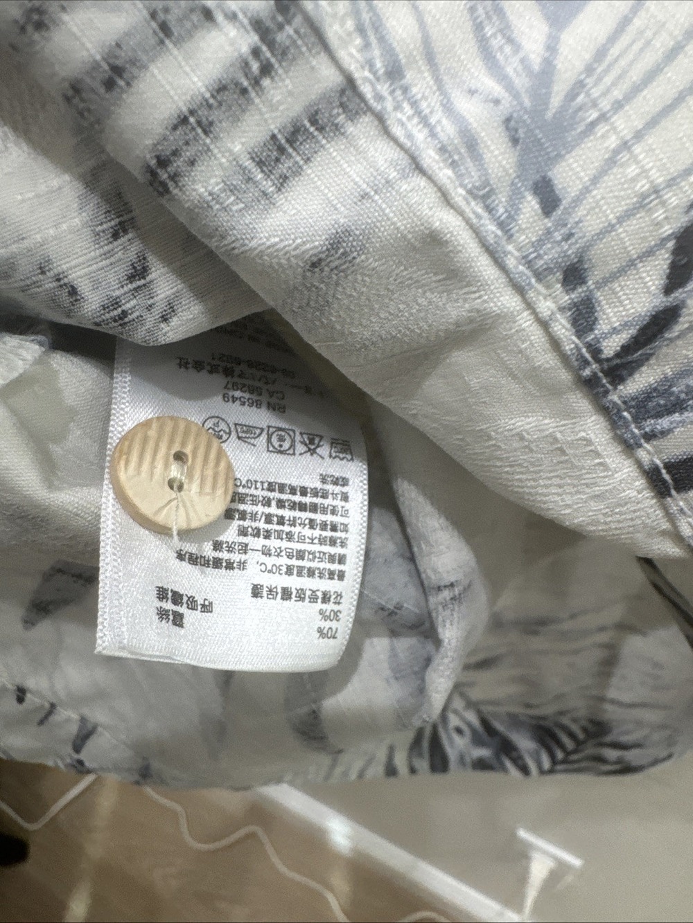 Tommy Bahama Men's Large Hawiian Tropical Palms Short Sleeve Button-Up 70% Silk - Picture 3 of 5